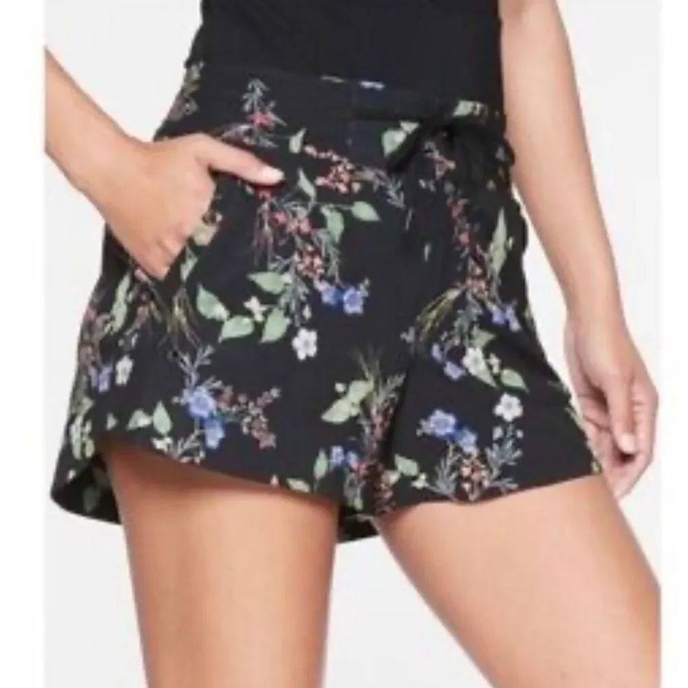 Athleta Black Floral Print Drawstring Waist Zip Pocket Athleisure Shorts